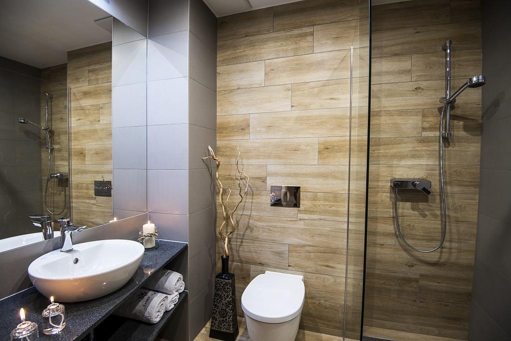 One-Bedroom Comfort Apartment Fireplace air conditioning Balcony or Terrace