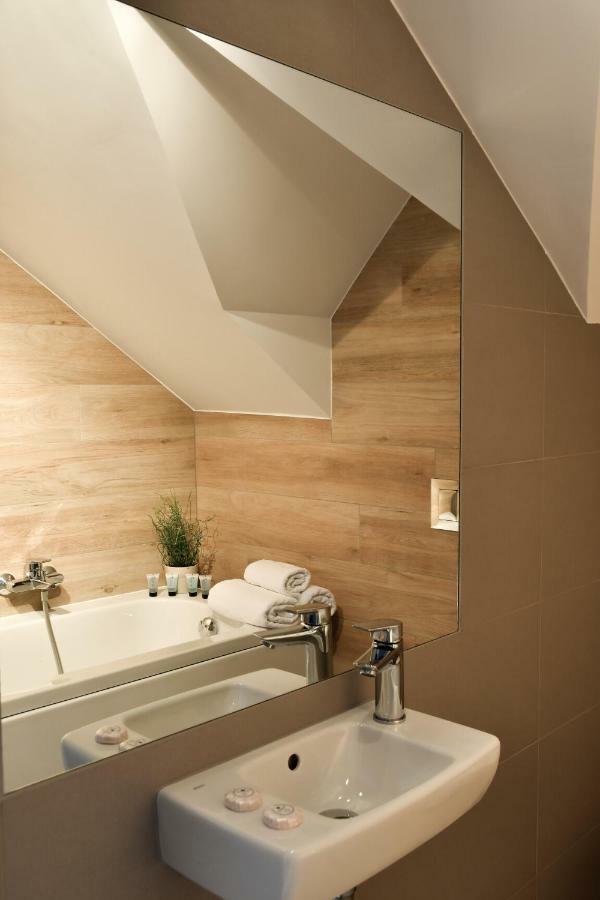 One-Bedroom Comfort Apartment Fireplace air conditioning the Attic